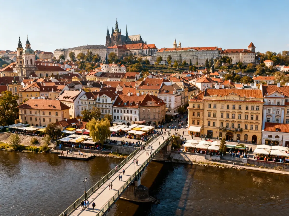 Historyczna zabudowa Cieszyna z mostem nad Olzą i widokiem na czeską stronę